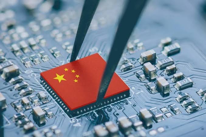 Çin'den Yarı İletkende "Kutsal Kâse": Fudan Üniversitesi Tek Elektronla Veri Depolayan Çip Geliştirdi