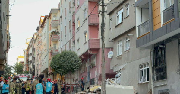 İstanbul'un Merkezinde Hareketli Dakikalar: Daha Önce Tahliye Edilen 4 Katlı Bina Çöktü