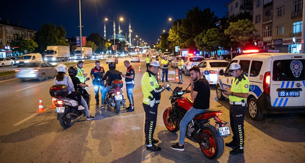 Edirne'de Motosikletlere Gece Denetimi: Kask ve Evrak Kontrolü Yapıldı