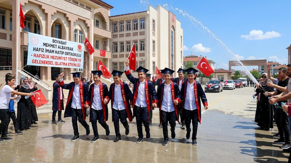 Boyabat'ta Hafızlar İçin İcazet Töreni: Mezuniyet Sevinci Coşkuyla Kutlandı
