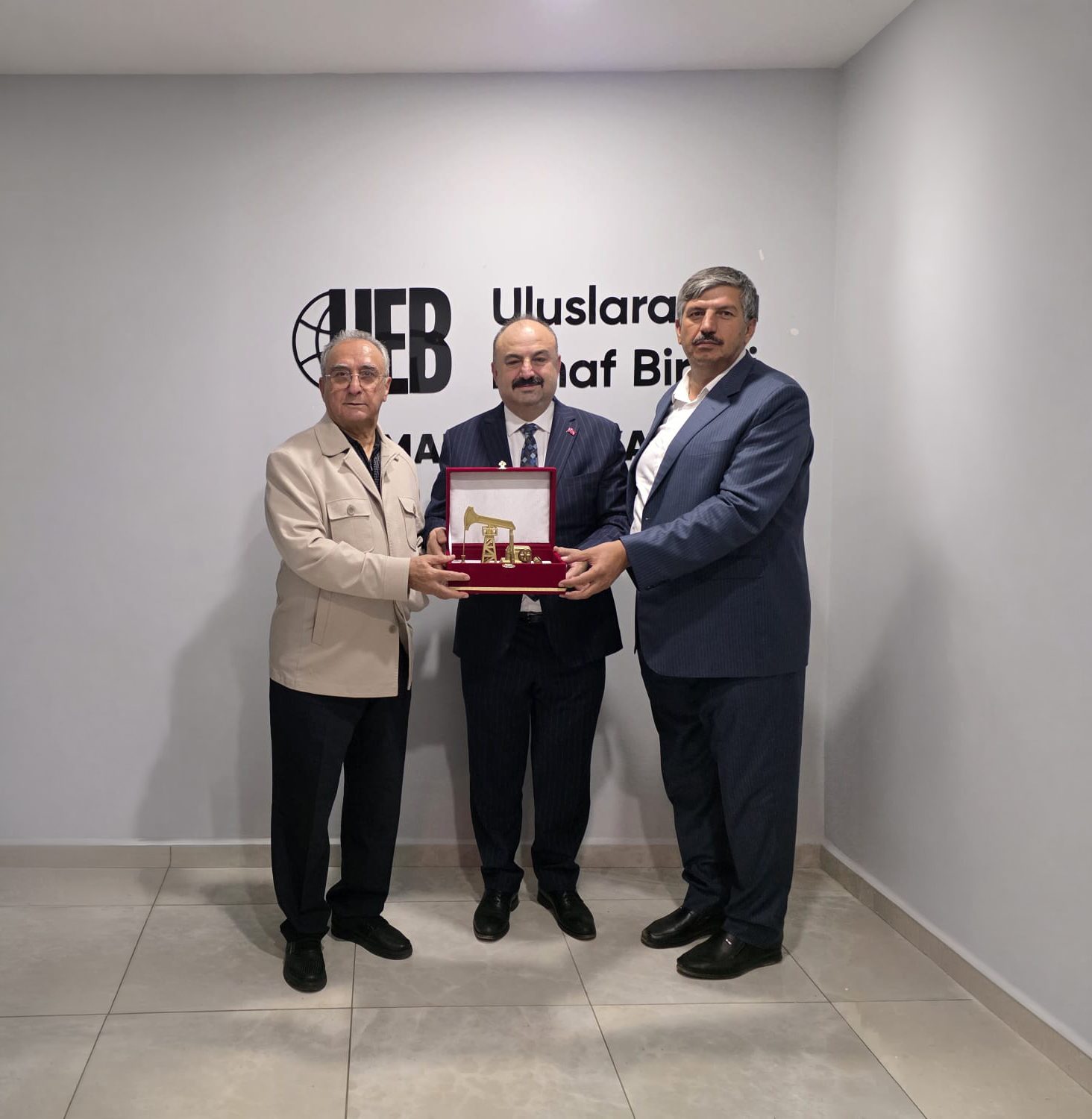 TÜED BATMAN ŞUBESİ’NDEN UEB KURUCU GENEL BAŞKANI MEHMET ÖZDİL’E ANLAMLI HİZMET PLAKETİ