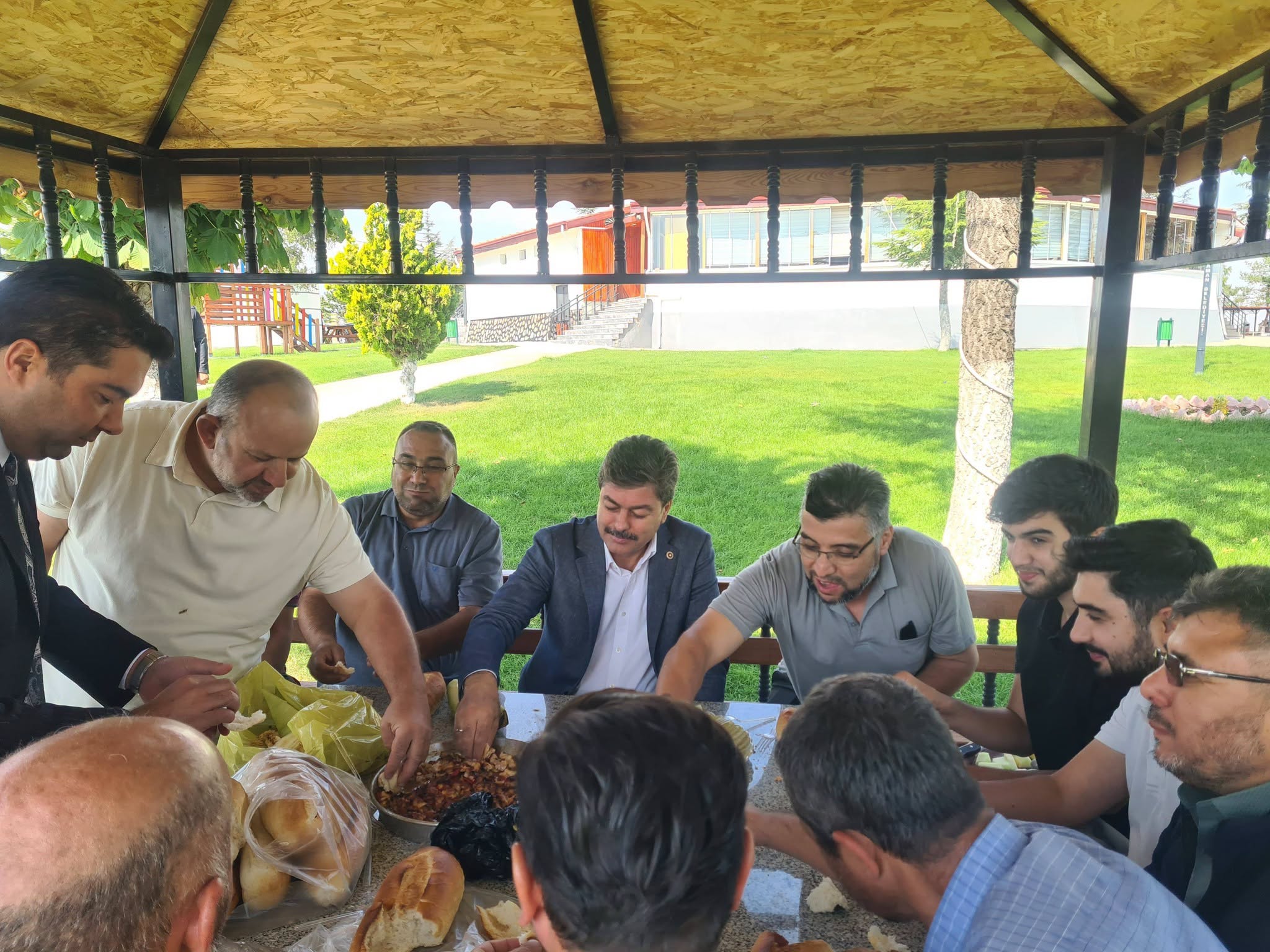 NECMETTİN ERKAN KIRŞEHİR'İN HER KÖŞESİNDE DURMUYOR: İLÇEDEN KÖYE KESİNTİSİZ MESAİ