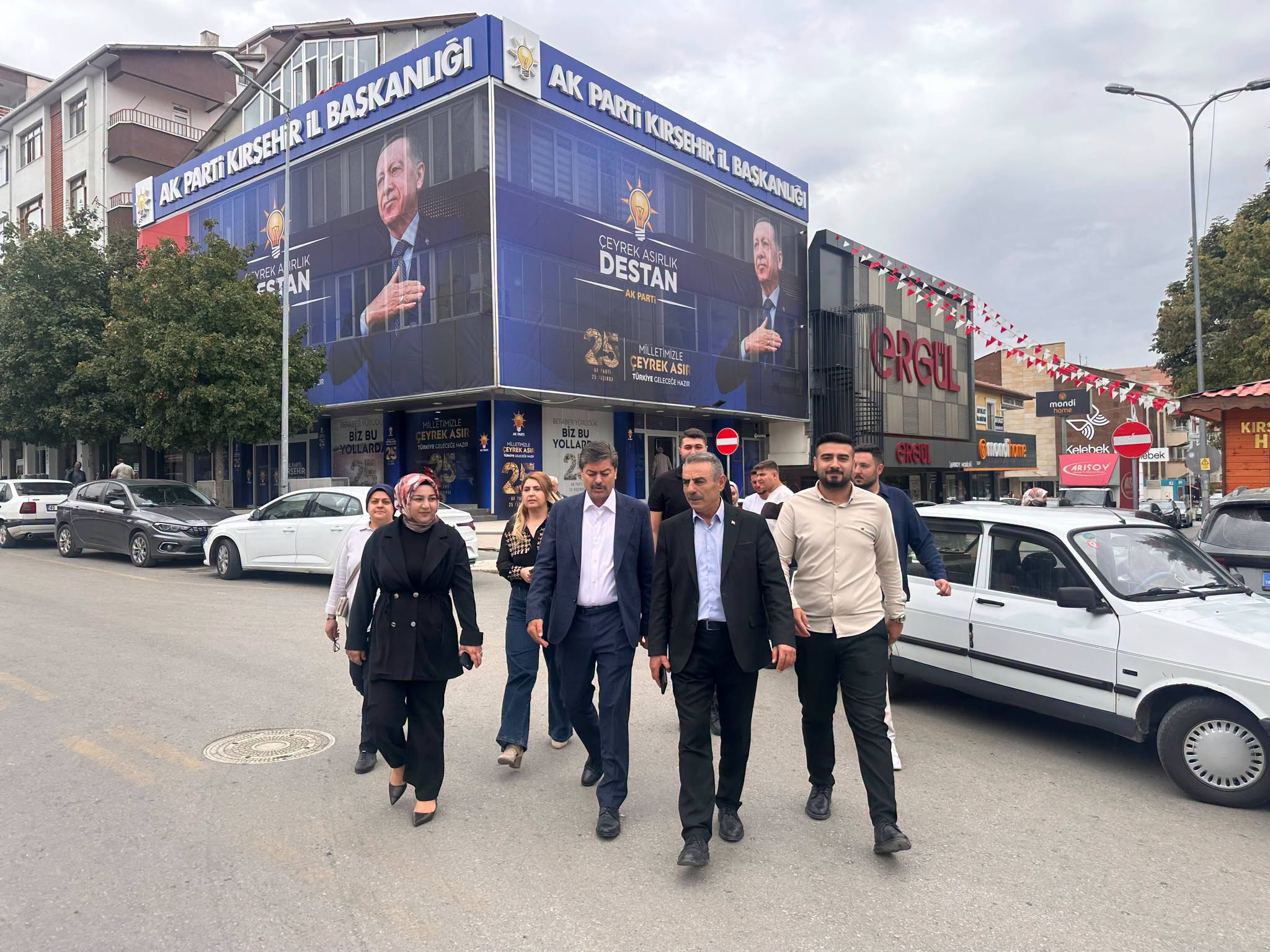 NECMETTİN ERKAN KIRŞEHİR'DE DURMAK BİLMİYOR: TEK GÜNDE ONA YAKIN DURAK, TEŞKİLATTAN KADIN KOOPERATİFLERİNE