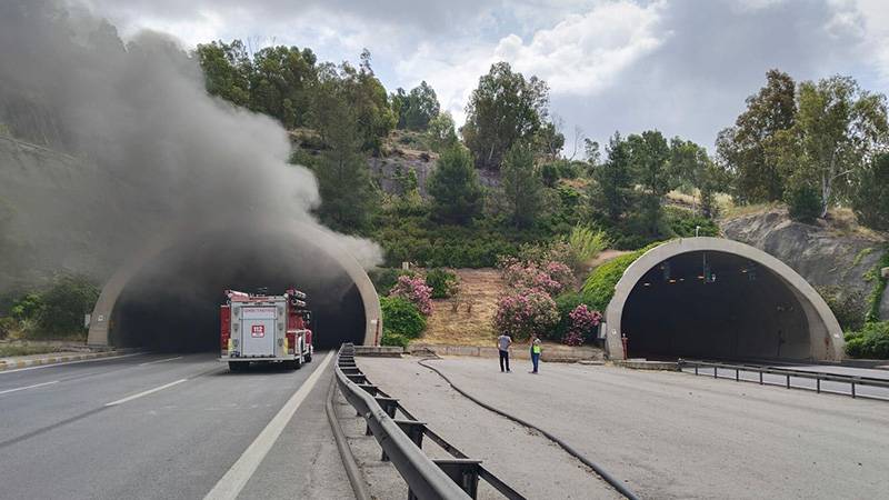 Bayraklı Tüneli'nde TIR Yangını: Trafik Kısa Sürede Normale Döndü