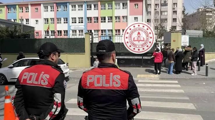 Okullarda Yeni Güvenlik Dönemi: 31 Bin Görevli, Riskli Okullara Sürekli Polis