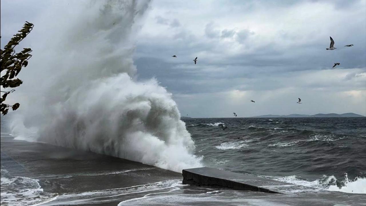 İzmir İçin 28 Eylül Uyarısı, Kuzey Ege'de Fırtına, İç İlçelerde Sağanak Bekleniyor