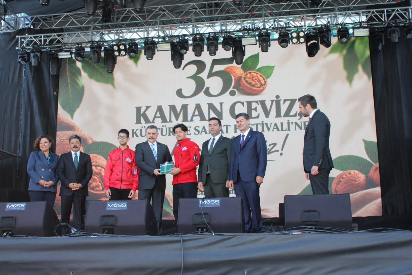 Necmettin Erkan Ceviz Festivali'nde Bakan Çiftçi ile Kaman'a Kazandırılan Eserleri Açtı